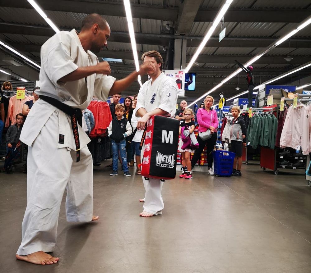 Démonstration de karaté Kyokushinkai à Inter Sport St Aunès