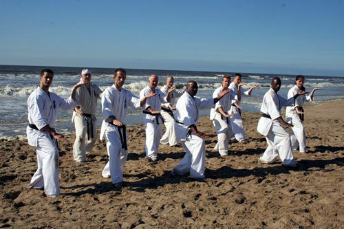 Photo de groupe avec les gradés du Dojo de Shihan Egberth THOMAS, le maître de Joannes