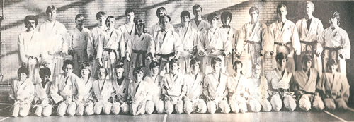 Photo de groupe au Dojo de Sensei Josef TOL, le premier professeur de Joannes DE KOSTER